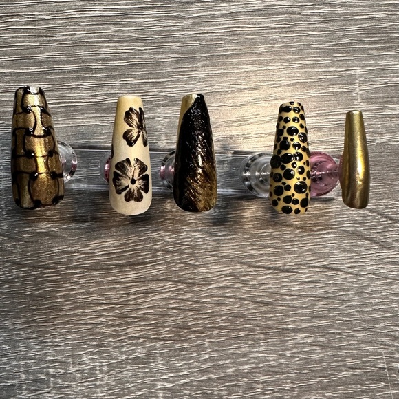 Custom hand painted nails - Picture 9 of 9